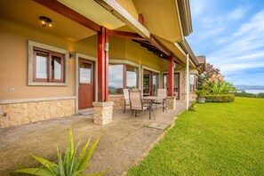 Outdoor dining - Stunning Lake View Home with a Hot tub, WIFI, & Dog Friendly (La Fortuna)