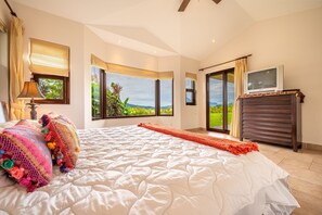 5 bedrooms, Internet, bed sheets - Stunning Lake View Home with a Hot tub, WIFI, & Dog Friendly (La Fortuna)