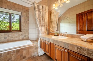 Towels - Stunning Lake View Home with a Hot tub, WIFI, & Dog Friendly (La Fortuna)