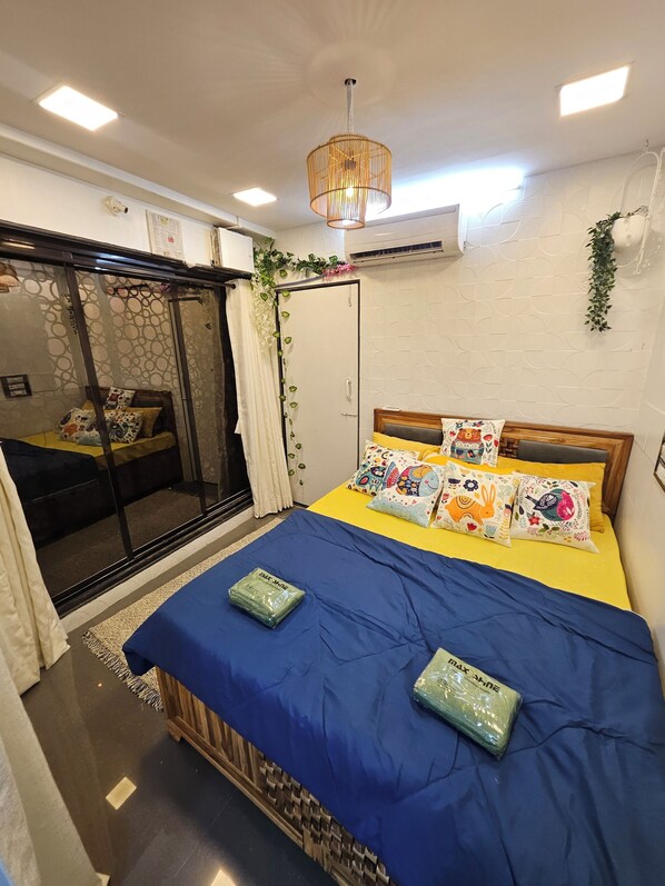 1 bedroom, iron/ironing board, WiFi, bed sheets - The PaliHideaway- Hidden Gem in Pali Hill, Bandra (Mumbai)