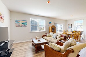 TV, table football - Ocean View Beach Club house with shared pool, sports courts, & gym (Ocean View)