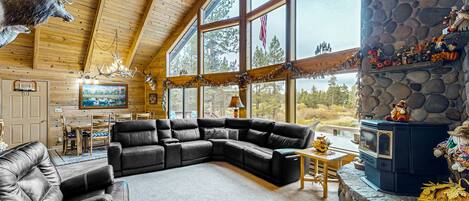 Televisión, reproductor de DVD, tenis de mesa y libros