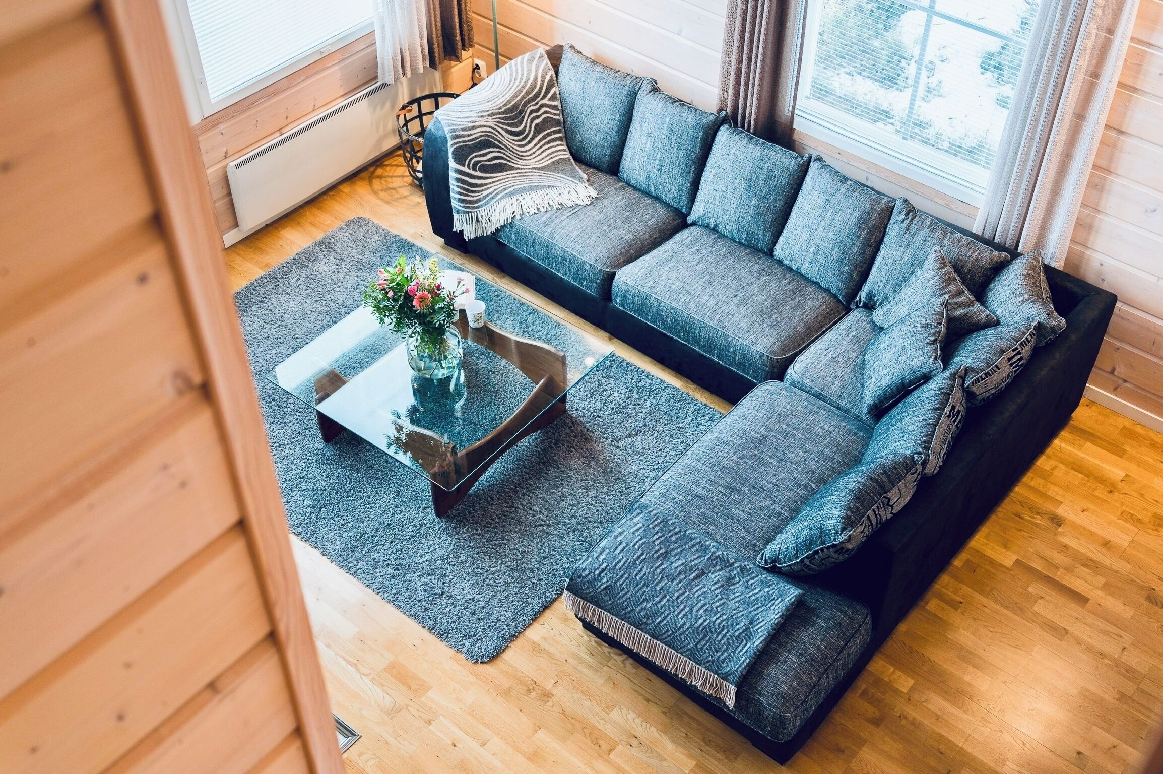 Smart-tv, pejs, dvd-afspiller, bøger