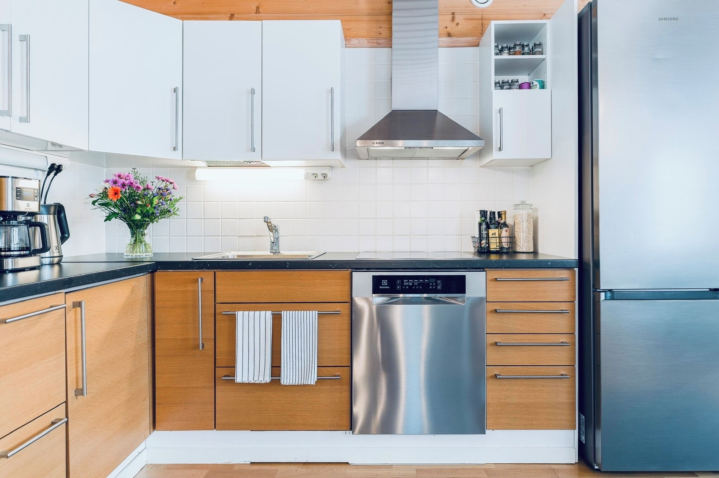 Jääkaappi, mikroaaltouuni, uuni, liesi