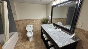 Deluxe Room, 1 King Bed, Non Smoking | Bathroom | Combined shower/tub, hair dryer, towels, soap
