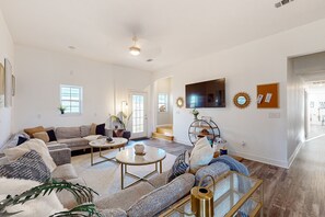 TV - Gorgeous coastal  dog-friendly home with plenty of space and close to everything (Panama City Beach)