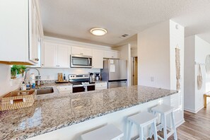 Fridge, microwave, oven, stovetop - Gorgeous coastal  dog-friendly home with plenty of space and close to everything (Panama City Beach)