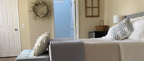 7 bedrooms, desk, iron/ironing board, travel cot