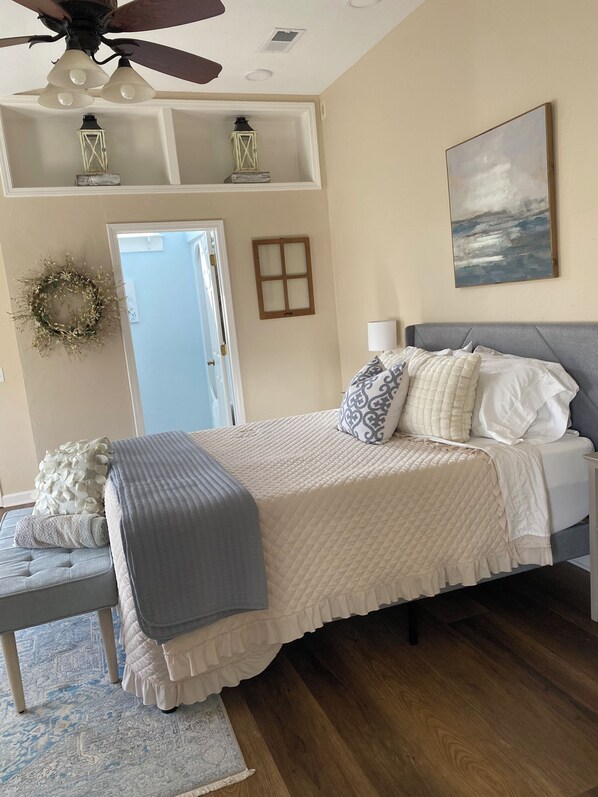 7 chambres, bureau, fer et planche à repasser, lit de bébé portatif