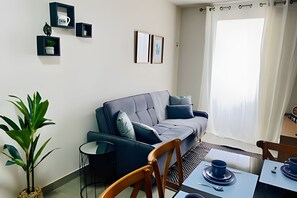 Comfort Apartment | Living area - APTO prox Ponte amizade 5 pessoas com AC (Foz do Iguaçu)