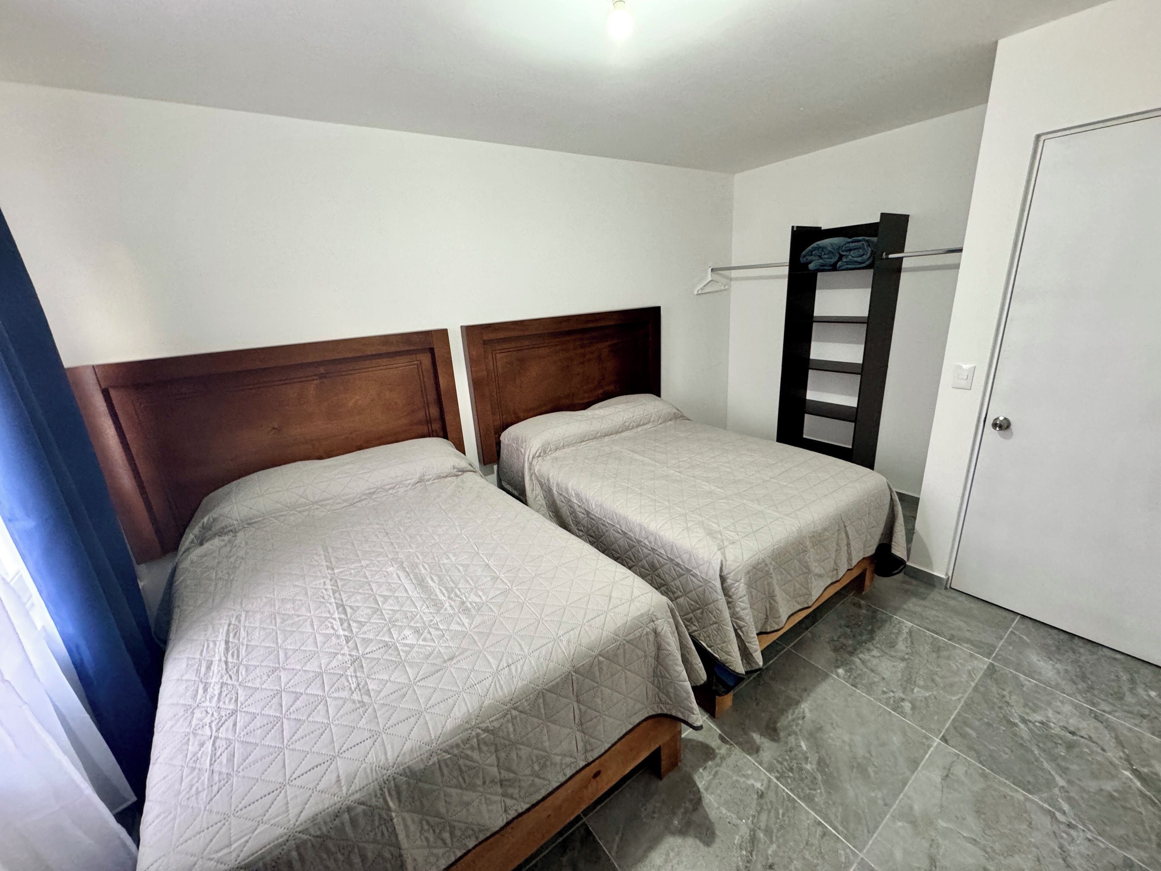 3 slaapkamers, een strijkplank/strijkijzer, wifi, beddengoed