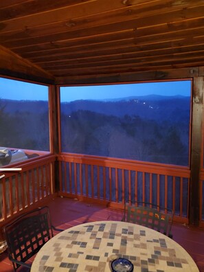 Outdoor dining - Luxury Cabin Gateway in Blue Ridge. Mountain Views, Hot Tub
& More. Book now. (Blue Ridge)