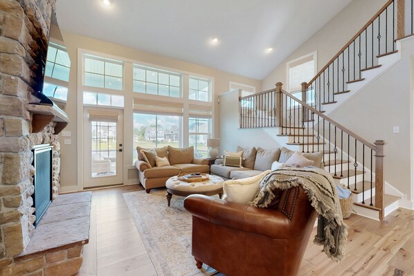 Een televisie en een open haard