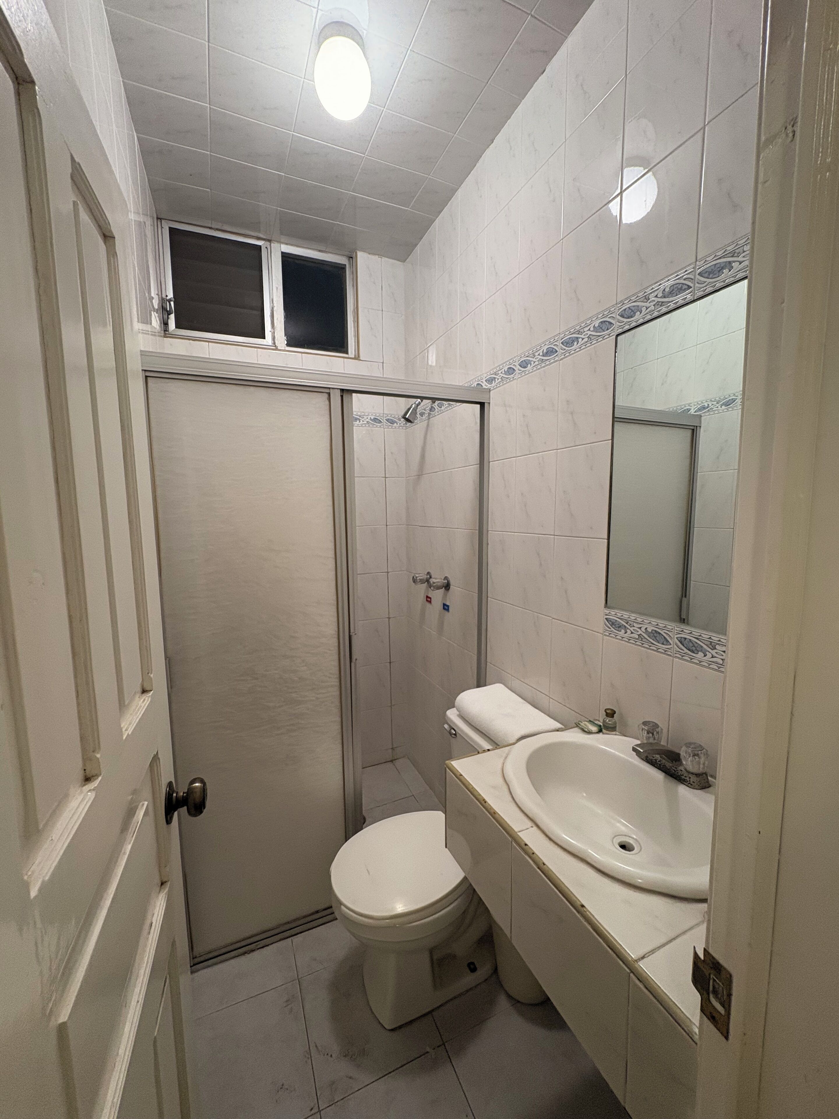 Habitación básica, 1 cama individual, aire acondicionado | Baño | Regadera, amenidades de baño gratuitas, jabón, shampoo 