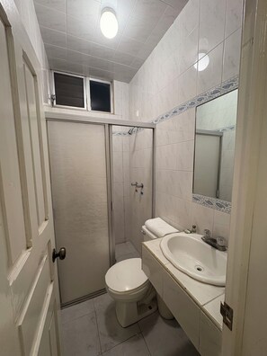 Kamar Basic, 1 Tempat Tidur Twin, AC | Kamar mandi | Shower, perlengkapan mandi gratis, sabun, dan sampo