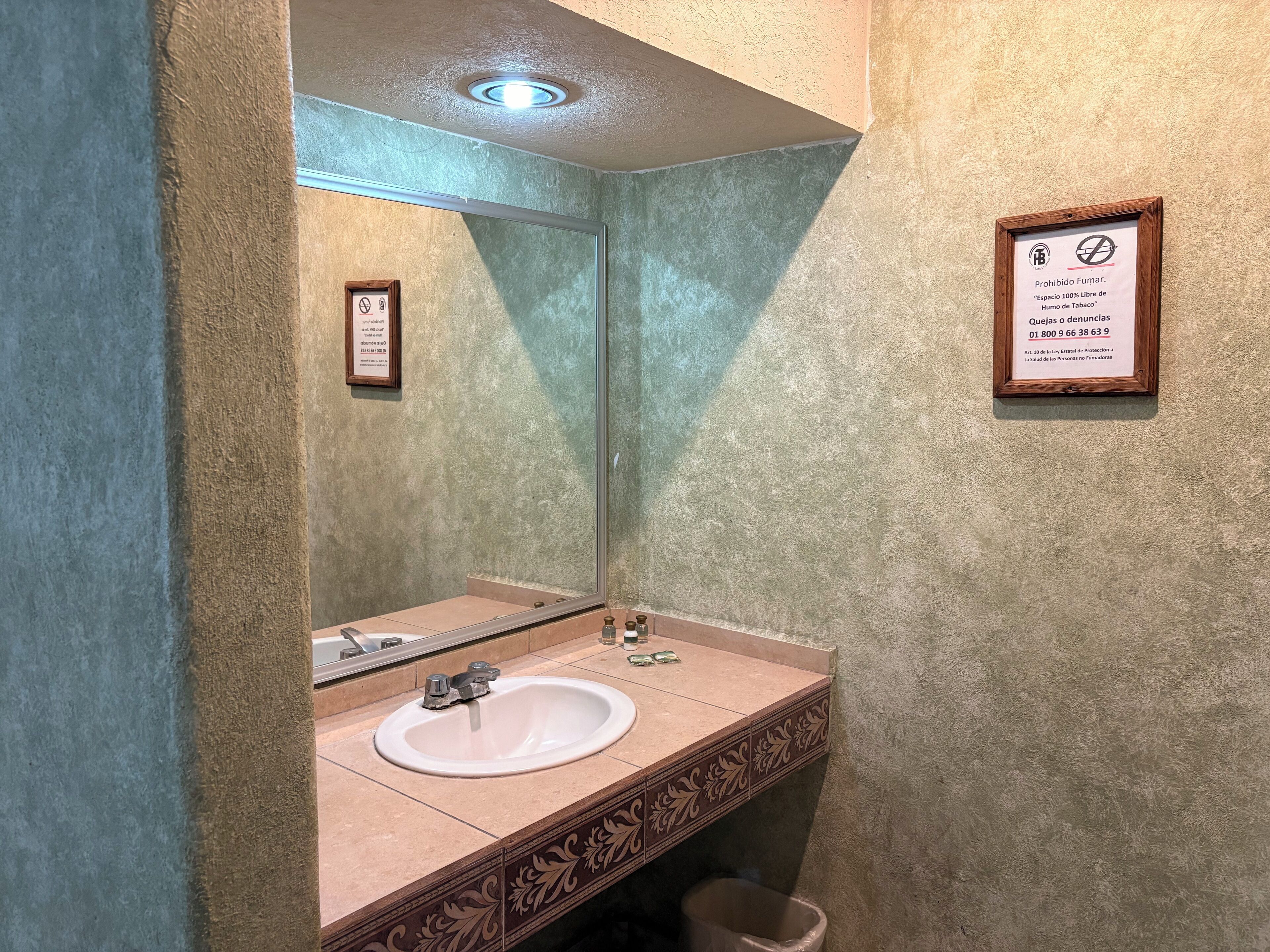 Habitación doble clásica, 2 camas matrimoniales | Baño | Regadera, amenidades de baño gratuitas, jabón, shampoo 