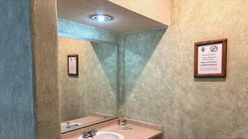 Habitación doble clásica, 2 camas matrimoniales | Baño | Regadera, amenidades de baño gratuitas, jabón, shampoo