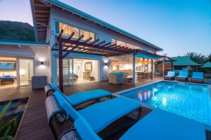 Outdoor pool - Tohora by Tahiti Homes 5-bedroom beachfront villa with swimming pool. (Teavaro)