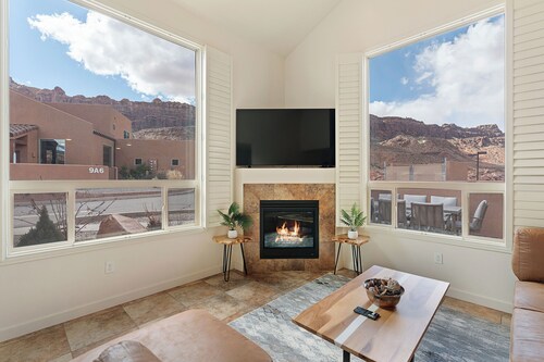 3-bedroom condo in stunning Moab with no chores! Also WiFi, AC, pool and hot tub