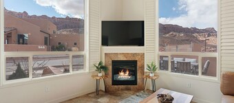 3-bedroom condo in stunning Moab with no chores! Also WiFi, AC, pool and hot tub