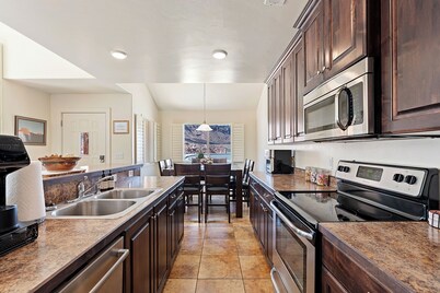 3-bedroom condo in stunning Moab with no chores! Also WiFi, AC, pool and hot tub