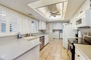 Refrigerador, microondas, horno, placa de cocina