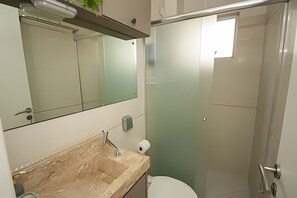 Huoneisto | Kylpyhuone | Ilmaiset hygieniatuotteet, hiustenkuivaaja, pyyhkeet, saippua