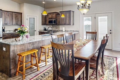 Spacious brand new home w/ mountain views, gas fireplace & firepit