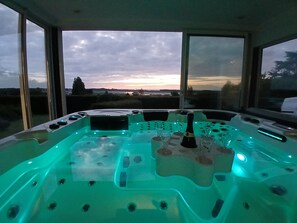 Indoor spa tub