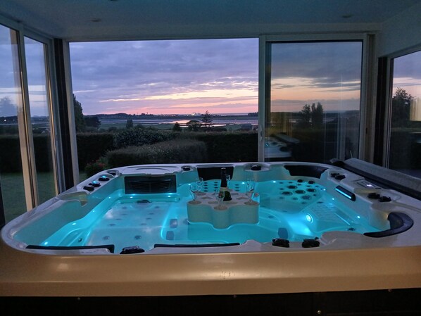 Indoor spa tub