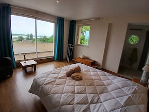 4 bedrooms, desk, iron/ironing board, travel cot - Villa Natura, jacuzzi and panoramic view of the bay and sea. (Sallenelles)