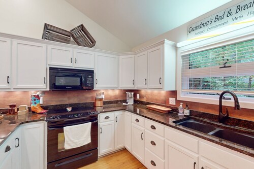 Peaceful 4BR Home with Screened in Porch and balcony with a water view