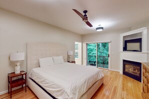 4 bedrooms, iron/ironing board, internet, bed sheets