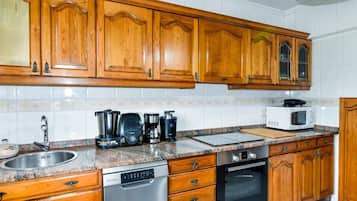 Een koelkast, een magnetron, een oven, een vaatwasser