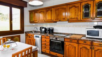 Een koelkast, een magnetron, een oven, een vaatwasser