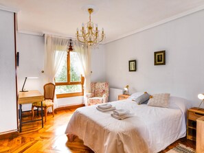 4 bedrooms, iron/ironing board, Internet, bed sheets