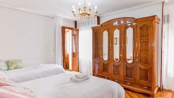 4 bedrooms, iron/ironing board, internet, bed sheets
