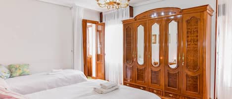 4 Schlafzimmer, Bügeleisen/Bügelbrett, Internetzugang, Bettwäsche