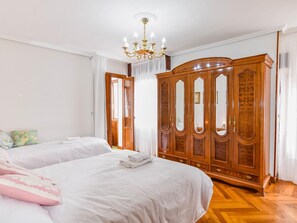 4 bedrooms, iron/ironing board, Internet, bed sheets