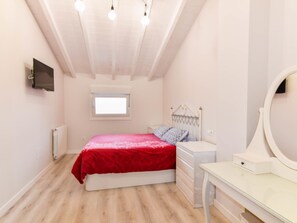3 bedrooms, iron/ironing board, internet, bed sheets
