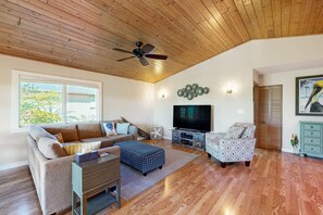 TV, DVD player - Charming canal-front retreat private Pool, AC, Wi-Fi, washer/dryer (Big Pine Key)