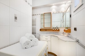 Dusche, Haartrockner, Bidet, Handtücher