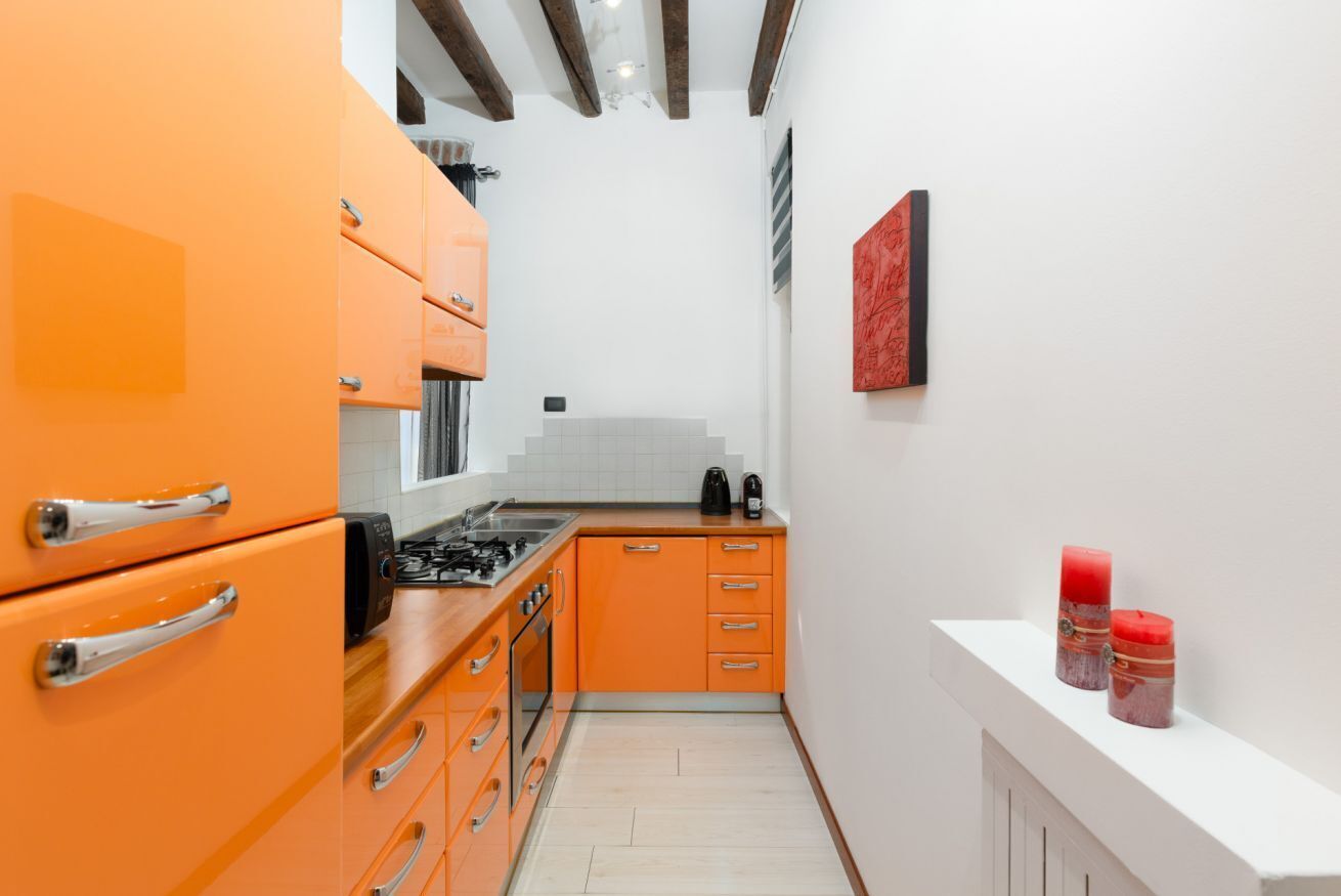 Frigorífico, microondas, horno y placa de cocina