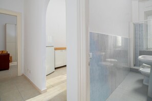 Shower, hair dryer, bidet, towels