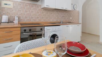 Jääkaappi, liesi, kahvin-/teenkeitin, syöttötuoli