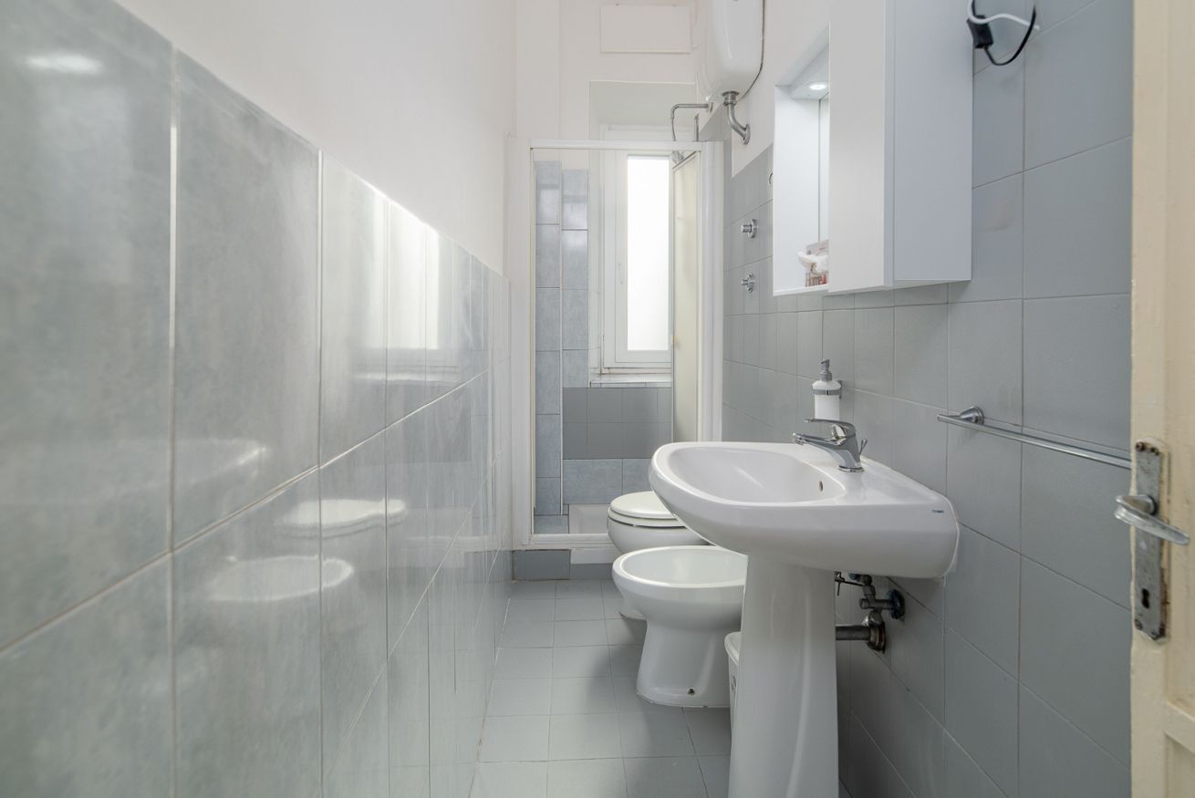 Douche, sèche-cheveux, bidet, serviettes fournies