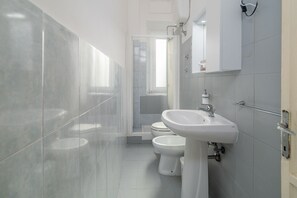 Doccia, asciugacapelli, bidet, asciugamani
