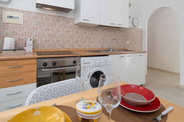 Fridge, stovetop, coffee/tea maker, highchair