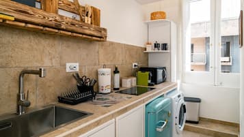 Réfrigérateur, micro-ondes, plaque de cuisson, cafetière/bouilloire