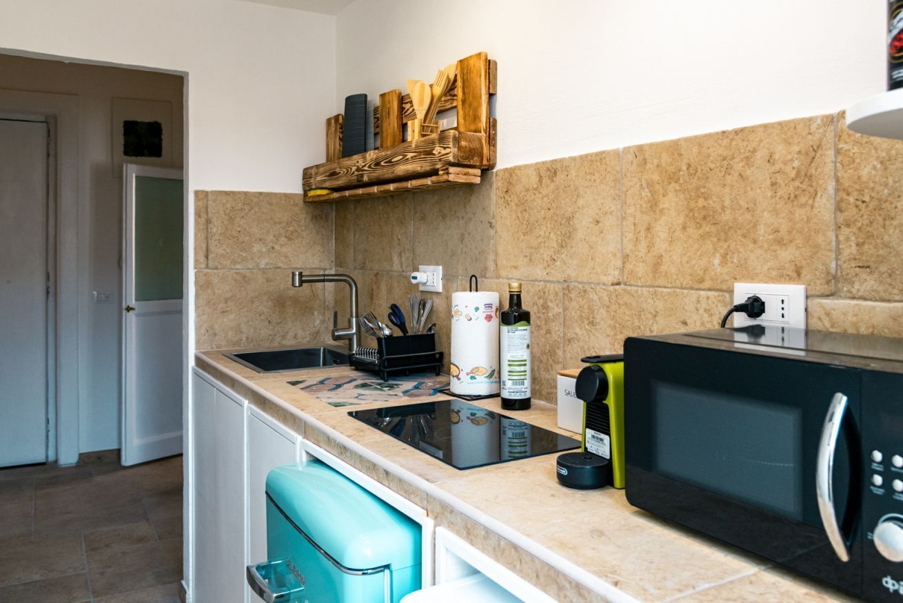Kühlschrank, Mikrowelle, Herdplatte, Wasserkocher mit Kaffee-/Teezubehör